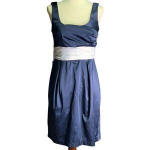 Vintage  90s navy blue dress with white tie.  Fit & flare sleeveless‎